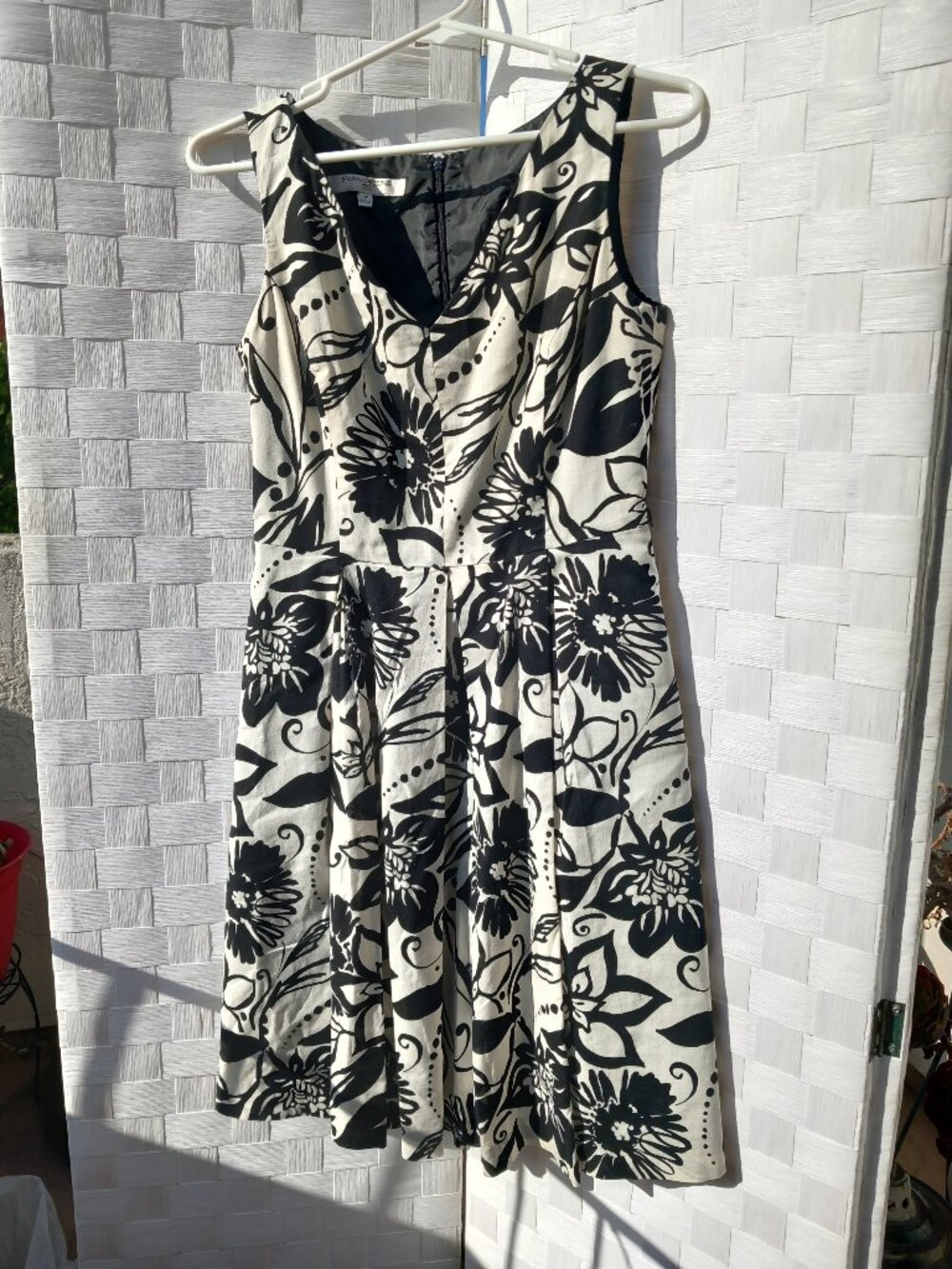 Evan Picone VNeck Black and White Floral Print Dress - Size 4P